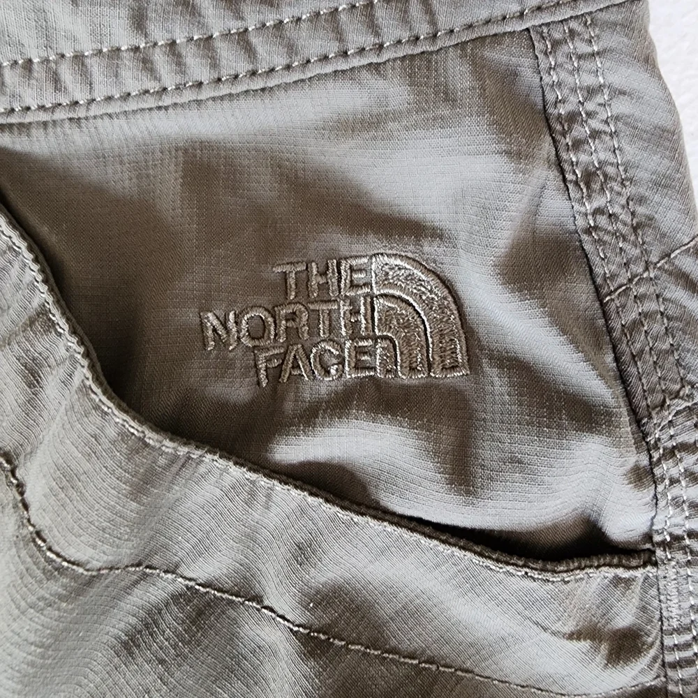 The North Face Women's VNTG Olive Army Green Cargo Shorts Sz 4.